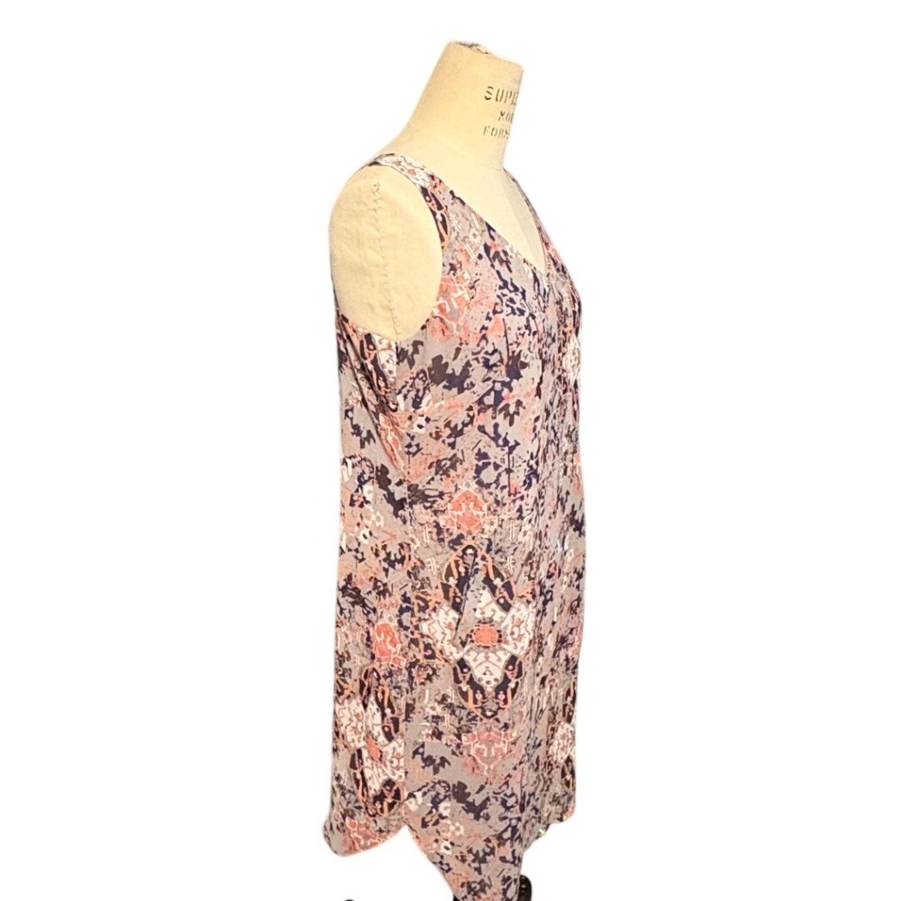 Cabi Gray Coral Medallion Print V-Neck Shift Dress XS 5049 Sleeveless Lined - Picture 2 of 7